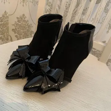 TO BE CHIC 리본 포함 블랙 부츠