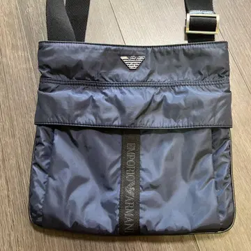 Emporio Armani 네이비 숄더백