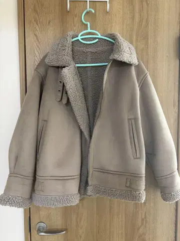 LOWRYS FARM 베이지 보아 카라 부착 자켓