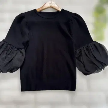 블랙 이소재 절개 시스루 벌룬 슬리브 7부 소매 리브 니트탑