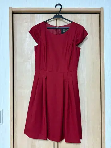 Ruby rivet 레드 무릎 기장 원피스 반팔
