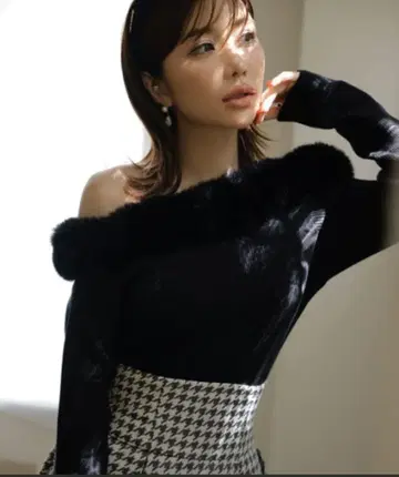 eimy istoire 퍼 트리밍 오프숄더 니트탑 2way 블랙