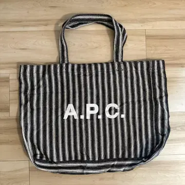 A.P.C. 스트라이프 토트백