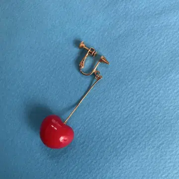 THROW A KISS 한쪽 귀찌