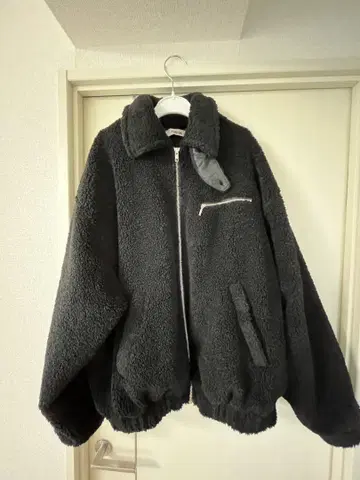 보아 소재 블랙 집업 자켓