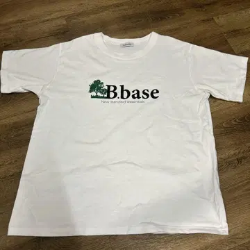 B.base 로고 프린트 화이트 T셔츠
