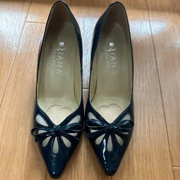 DIANA 22.5cm 네이비 컷 아웃 펌프스