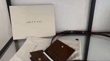 TOUT Y EST 브라운 카드 케이스