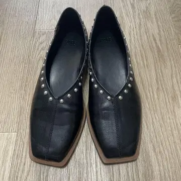 HARE 스터드 플랫슈즈