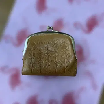 주케로 필라토 꽃무늬 엠보싱 이단 접이식 지갑 브라운