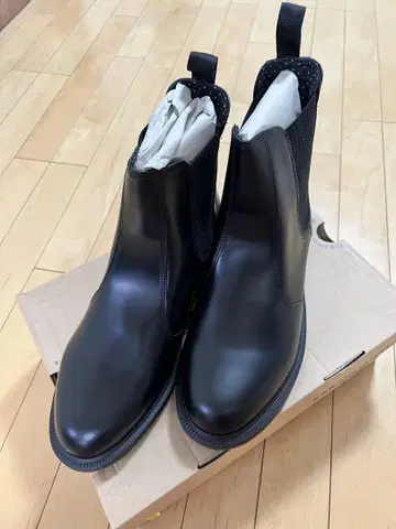[새상품] Dr.Martens 플로라 스무스 14649001 27cm