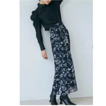 러그나문 라인 보태니컬 내로우 스커트