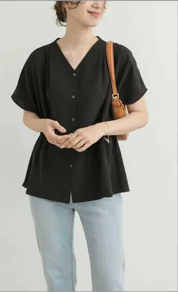 어반 리서치 도어스 V넥 허리 개더 블라우스 블랙
