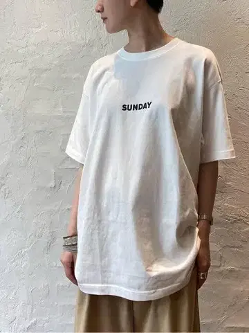 [저널 스탠다드 랙] SUNDAY 로고 프린트 T셔츠 화이트 x 블랙