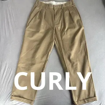 CURLY 베이지 턱 테이퍼드 치노 팬츠