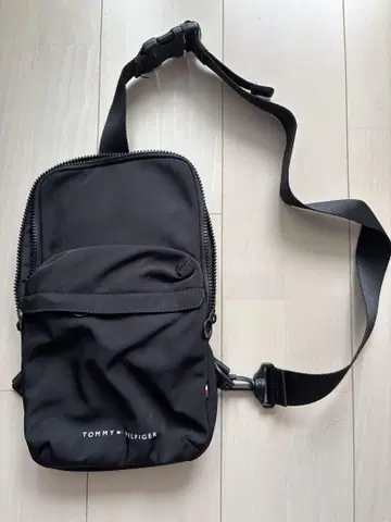 TOMMY HILFIGER 블랙 숄더백