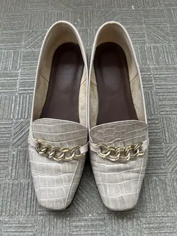 악어 엠보싱 베이지 로퍼 24.5cm 다이애나