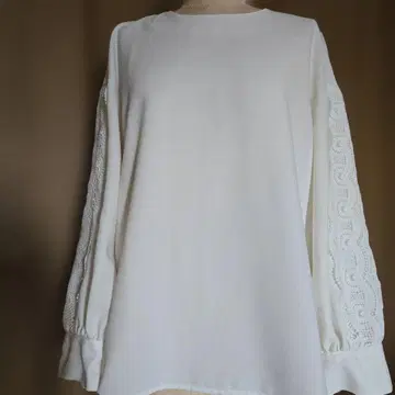 나라 까미체 레이스 장식 화이트 긴팔 상의