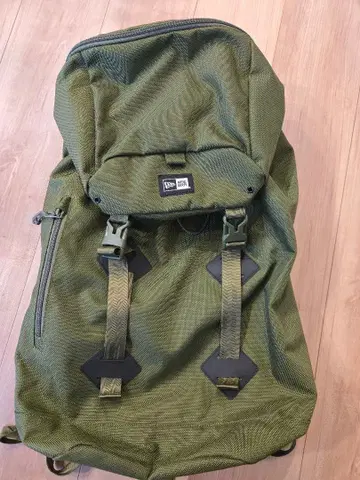 뉴에라 백팩 카키