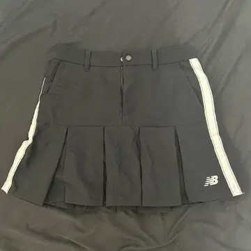New Balance 블랙 플리츠 스커트