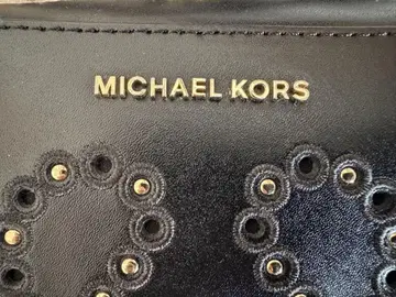 MICHAEL KORS 스터드 숄더백 블랙