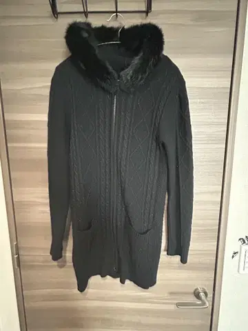 더블 지퍼 블랙 퍼 부착 롱 코트