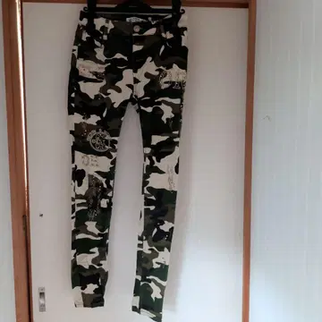 카모 패턴 스톤 장식 스키니 팬츠