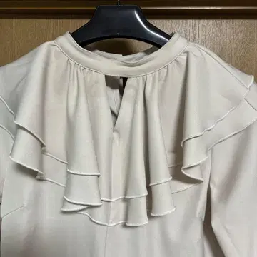 아이보리 프릴 오부 소매 블라우스