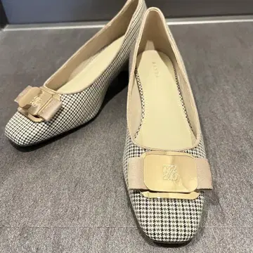 모노그램 리본 클래시컬 펌프스