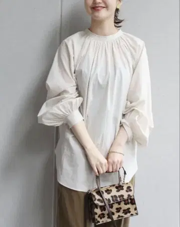 IENA 개더 볼륨 슬리브 스모크 블라우스