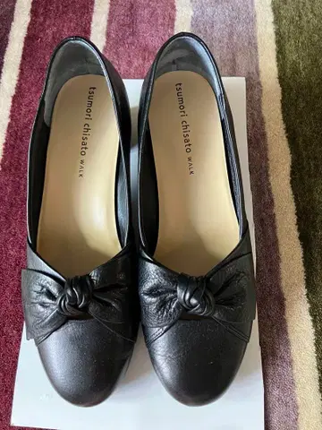 츠모리 치사토 블랙 가죽 펌프스