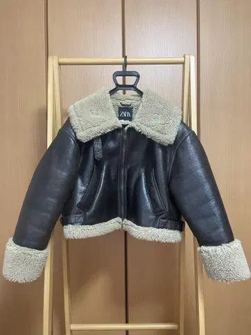 ZARA 블랙과 베이지 퍼 포함 숏 자켓