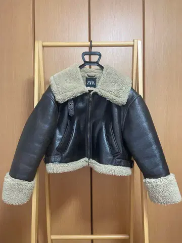 ZARA 블랙과 베이지 퍼 포함 숏 자켓