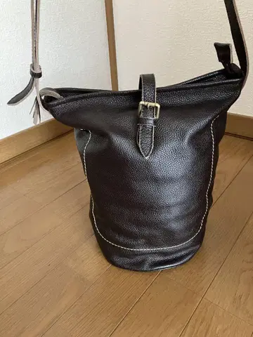 다크 브라운 가죽 숄더백