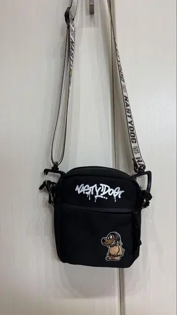 Nasty Dog 블랙 숄더백