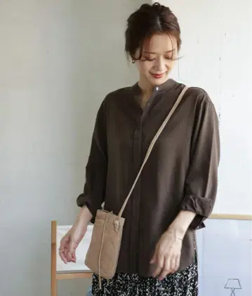 어반 리서치 밴드 카라 와이드 셔츠 브라운