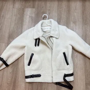 AMERI 아이보리 무스탕 코트