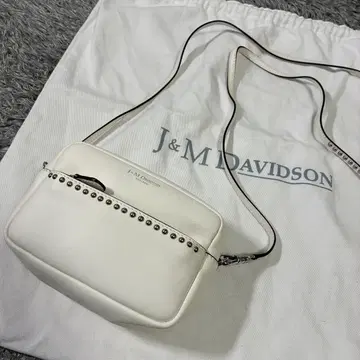 J&M DAVIDSON 스터드 장식 화이트 숄더백