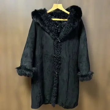 블랙 후드 부착 무스탕 코트