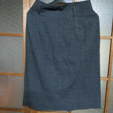 블랙과 화이트 체크 무늬 타이트 스커트 무릎 기장