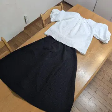 화이트 블라우스 펄 버튼 벌룬 슬리브 블랙 스커트 셋업