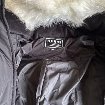 GUESS 블랙 다운 자켓 후드 부착