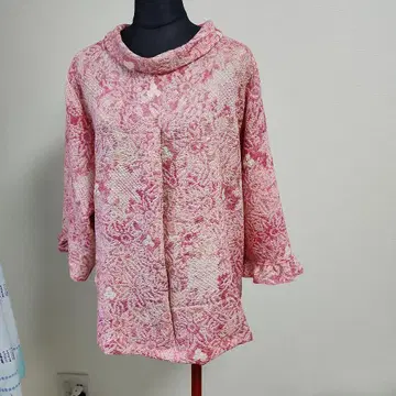 핑크색 쥐어짜기 겉옷에서 리메이크한 튜닉
