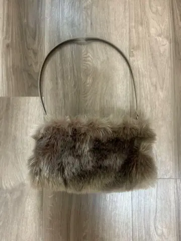NATURAL BEAUTY BASIC 브라운 퍼 숄더백