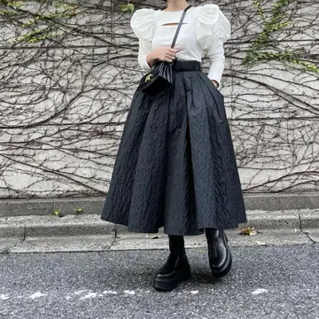 화이트 퍼프 슬리브 상의와 블랙 플레어 스커트 세트