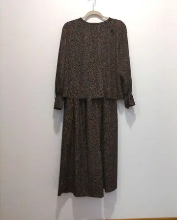 어반 리서치 블랙 베이스에 빨간색 무늬 스커트, 블라우스 셋업