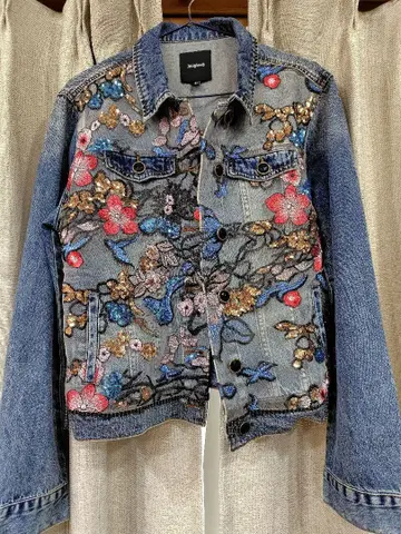 Desigual. 꽃무늬 자수 데님 자켓