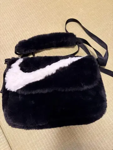 NIKE 퍼 숄더백