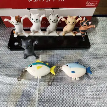 고양이 피규어 6개 세트와 물고기 키링