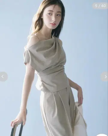 완판 스나이델 오프숄더 드레이프 블라우스 라이트 베이지